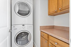 Interior - Curt’s Cottage | Coastal Oak Park Stay (Ocean Springs)