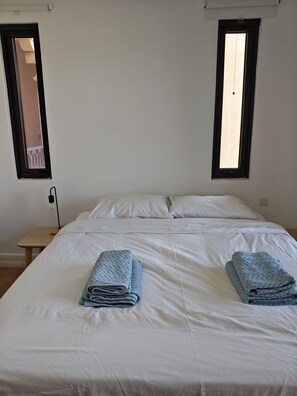 Tabla de planchar con plancha, wifi, ropa de cama