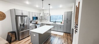 Boji Breeze 3-Story Condo Across from Arnolds Park!