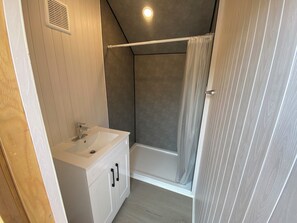 Regadera, jabón, papel de baño 