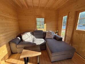 Living area - The Pine Loft Bunkie (Lac du Bonnet)