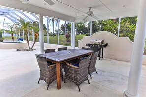 Outdoor dining - Villa Live Oak - 3bed 2 bath Pool Hot tub (Inverness)