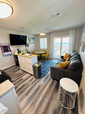 Appartement, 1 chambre, accessible aux personnes à mobilité réduite, balcon | Coin séjour