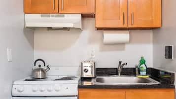 Microondas, placa de cocina, cafetera/tetera, tetera/pava eléctrica