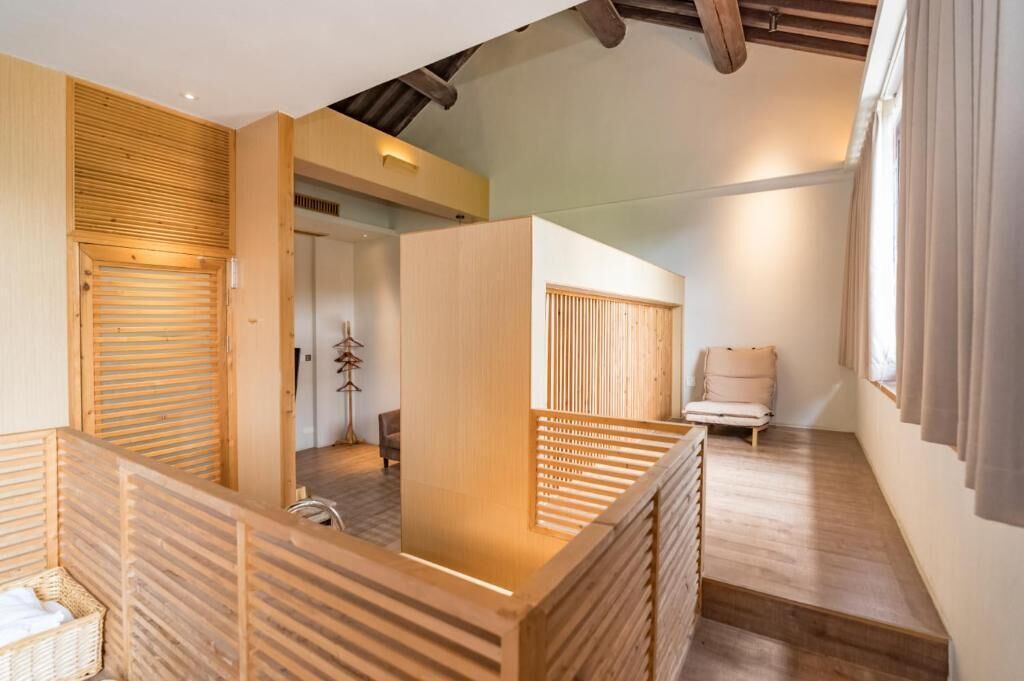 Un interior moderno con paneles de madera, una escalera y un rincón de estar.
