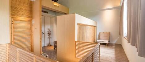 Un interior moderno con paneles de madera, una escalera y un rincón de estar.