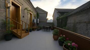 Habitación doble, balcón, vista al patio | Restaurante al aire libre