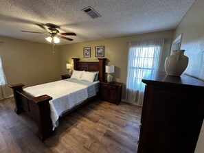 WiFi, bed sheets - Oak Breeze, Coastal get away between 2 Paradises (Gulf Breeze)
