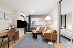 TV, offices - 2BR On Rose Lane - Pool, Sauna, Gym & more (Melbourne)