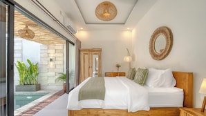 Een slaapkamer met een houten bed, een glazen deur die leidt naar een zwembad, en uitzicht op een stenen muur.