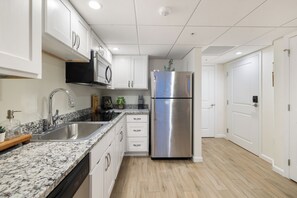 Frigorífico, microondas, placa de cocina y lavavajillas