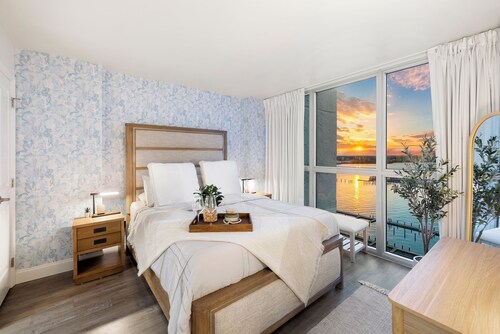 21st Floor Luxury Waterfront & Sunset Stay