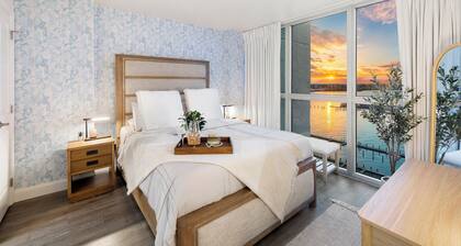21st Floor Luxury Waterfront & Sunset Stay