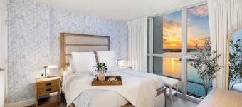 21st Floor Luxury Waterfront & Sunset Stay