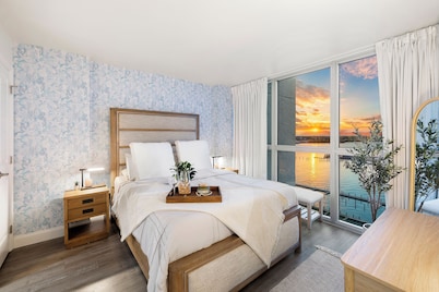 21st Floor Luxury Waterfront & Sunset Stay