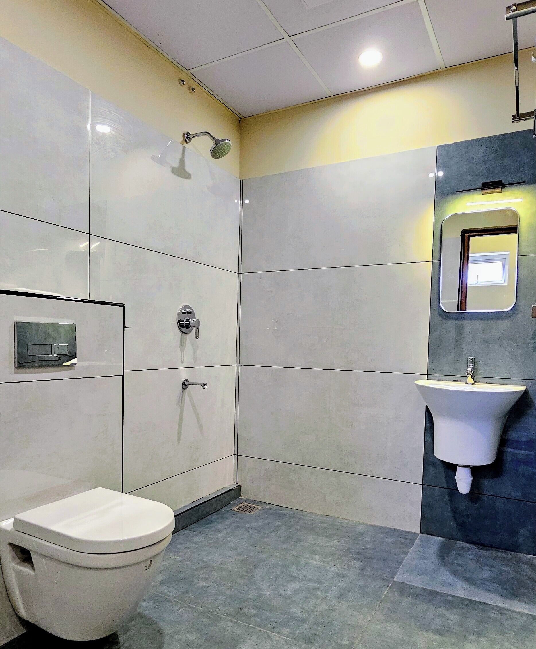 Chambre Double Deluxe, balcon, vue ville | Salle de bain | Douche, articles de toilette gratuits, sèche-cheveux