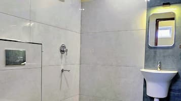 Deluxe Double Room, Balcony, City View | Bathroom