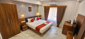 Chambre Deluxe double, balcon, vue sur la ville | Coffre-fort, espace de travail pour ordinateurs portables