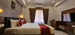 Habitación Deluxe doble, balcón, vistas a la ciudad | Caja fuerte y espacio para trabajar con un portátil