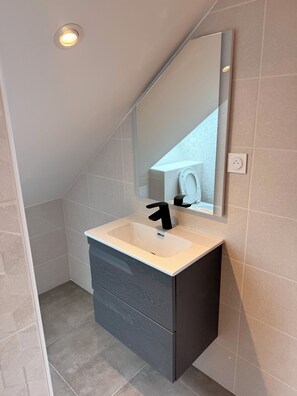 Een douche, een haardroger, handdoeken