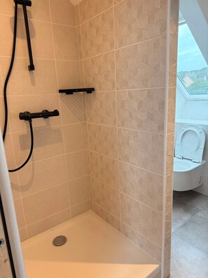 Een douche, een haardroger, handdoeken