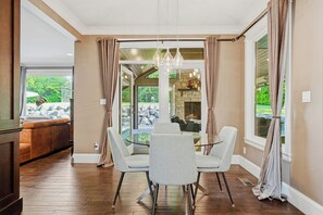 En matplats med ett glasbord och stolar, en steneldstad och utsikt över omgivningen.