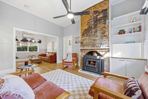 TV, fireplace - Scott Parade Cottage (Ballarat East)