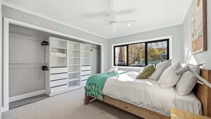 A bedroom with a bed, a closet, and a window. - Scott Parade Cottage (Ballarat East)