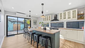 Réfrigérateur, four à micro-ondes, un four, surface de cuisson