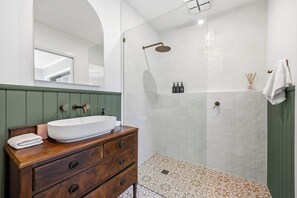 Een douche, een haardroger, handdoeken, shampoo