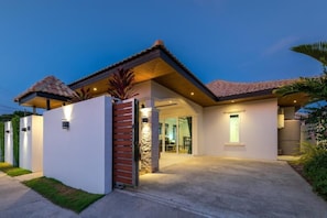 Vila luxo, varanda, vista para o jardim | Fachada
