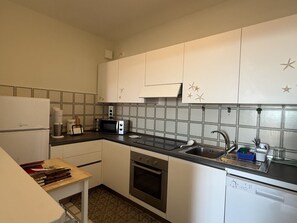 Kühlschrank, Mikrowelle, Ofen, Geschirrspüler