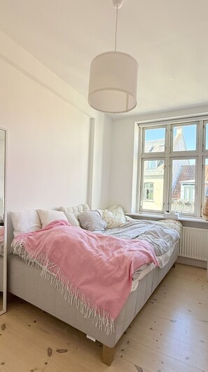 Iron/ironing board, travel cot, free WiFi