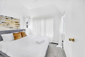 Iron/ironing board, Internet, bed sheets - Spacious 5BR Home • Free Parking • Easy Access to NYC (Yonkers)