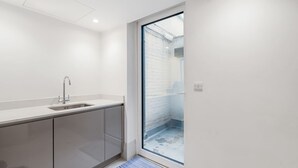 Un bagno moderno con box doccia in vetro, lavandino e water.