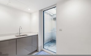 Ein modernes Badezimmer mit Duschkabine, Waschbecken und Toilette.
