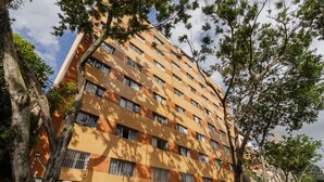 A multi-story building with a consistent architectural style, featuring a series of windows and balconies. - Ap Bela Vista c Portaria 24h Paulista e Masp (São Paulo)