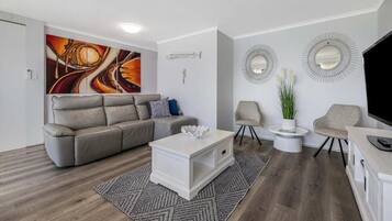 Appartamento Luxury, balcone, vista oceano | Area soggiorno