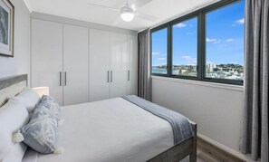 Luxury-Apartment, Balkon, Meerblick | Verdunkelungsvorhänge, Bügeleisen/Bügelbrett, kostenloses WLAN