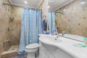 Een douche, een haardroger, handdoeken, zeep