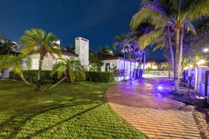 Property grounds - Big yard Pool Home with Play Room Near Brickell (Miami)