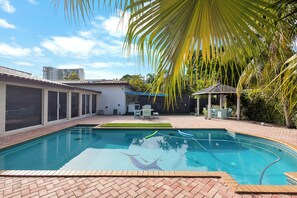Outdoor pool - Big yard Pool Home with Play Room Near Brickell (Miami)
