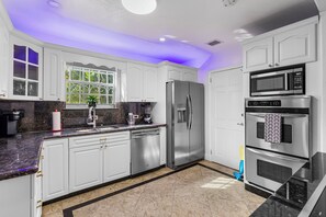 Private kitchen - Big yard Pool Home with Play Room Near Brickell (Miami)