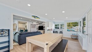 Ein modernes Interieur mit Esstisch, Sofa und Küchenzeile.