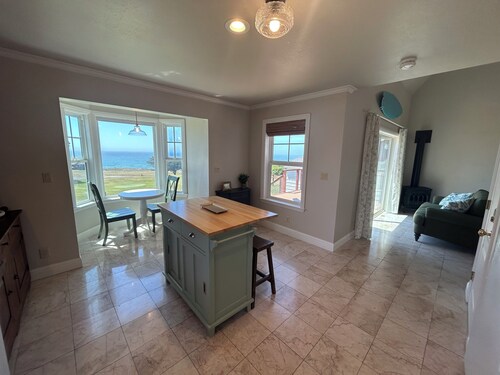 1-bedroom cottage w/ panoramic ocean views, adjacent to golf course and airstrip