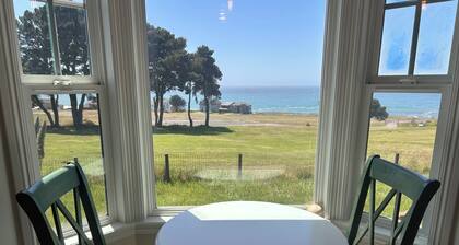 1-bedroom cottage w/ panoramic ocean views, adjacent to golf course and airstrip