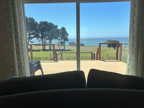 1-bedroom cottage w/ panoramic ocean views, adjacent to golf course and airstrip