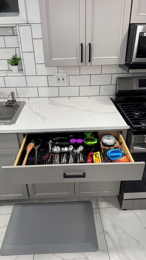 Private kitchen - Adorable 2-bedroom apartment with AC in Central Islip (Central Islip)