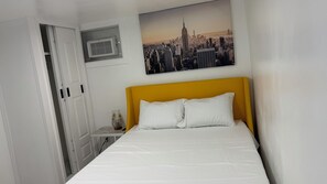 2 bedrooms, iron/ironing board, WiFi, bed sheets - Adorable 2-bedroom apartment with AC in Central Islip (Central Islip)