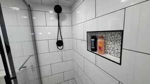 Hair dryer, towels, soap, toilet paper - Adorable 2-bedroom apartment with AC in Central Islip (Central Islip)